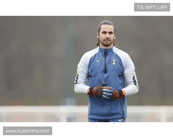 26岁退役热刺门将怀特曼成功转型为摄影师与电影导演展现文艺风采